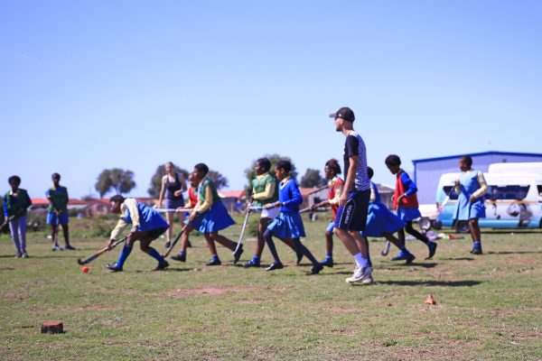 Hockeytraining im Rahmen eines Sportprojekts in Südafrika von „Die Kraft des Sports“