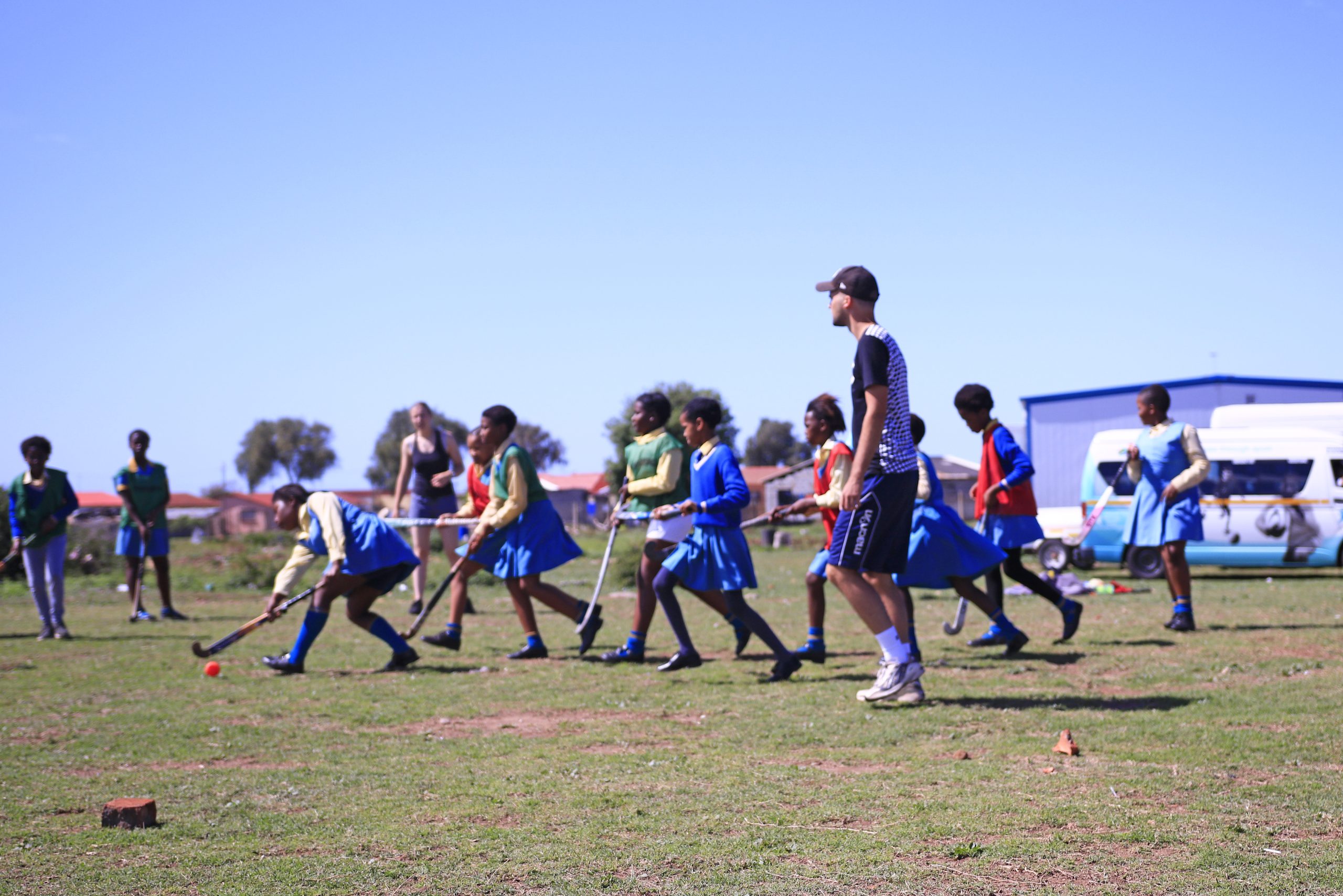 Hockeytraining im Rahmen eines Sportprojekts in Südafrika von „Die Kraft des Sports“