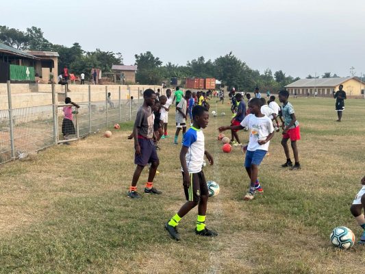 Fußballtraining im Rahmen eines Sportprojekts in Ghana von „Die Kraft des Sports“